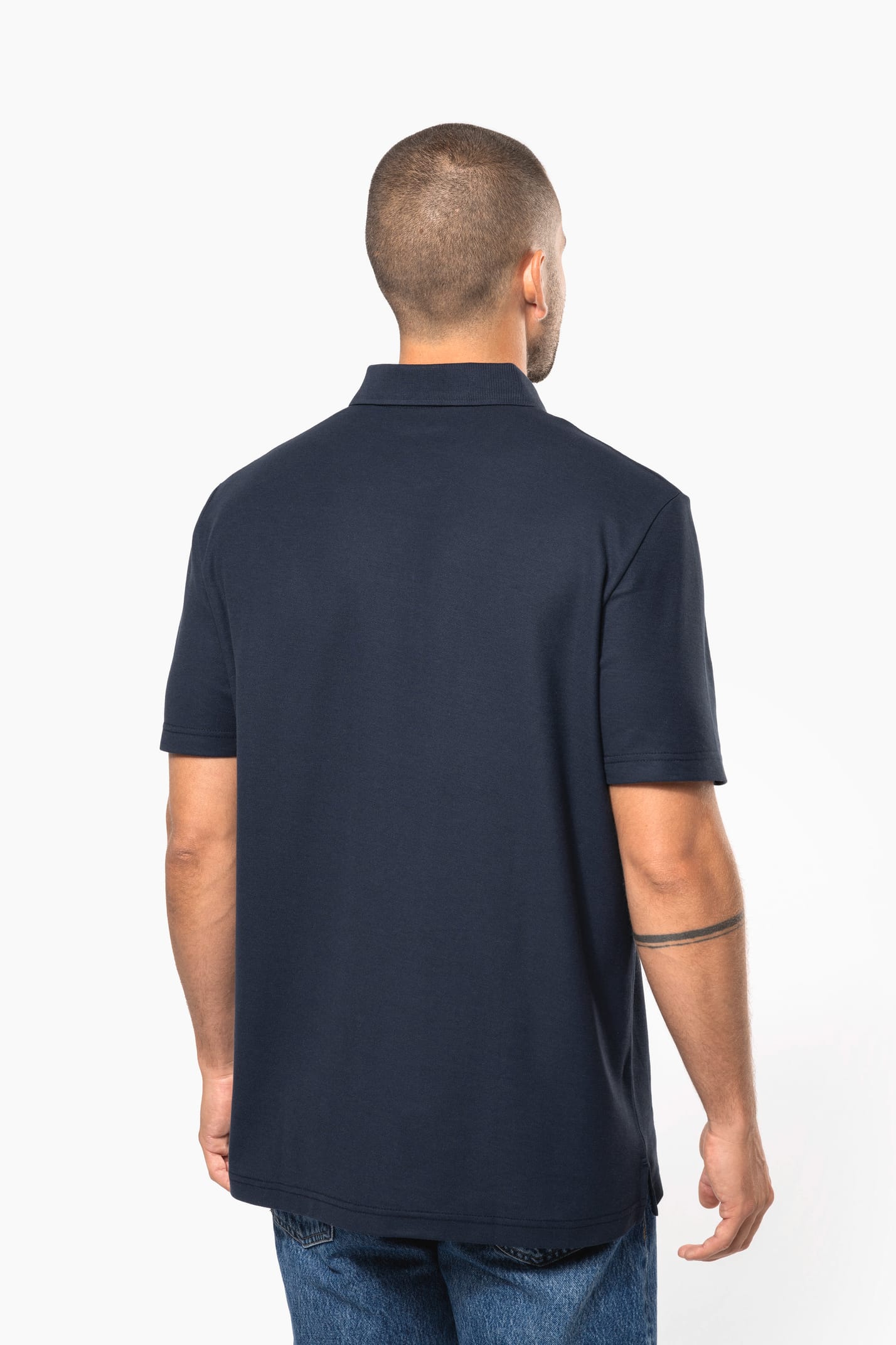 Homme qui porte un polo à manches courtes Navy