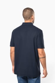 Homme qui porte un polo à manches courtes Navy
