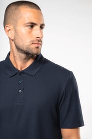 Homme qui porte un polo à manches courtes Navy