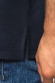 Homme qui porte un polo à manches courtes Navy
