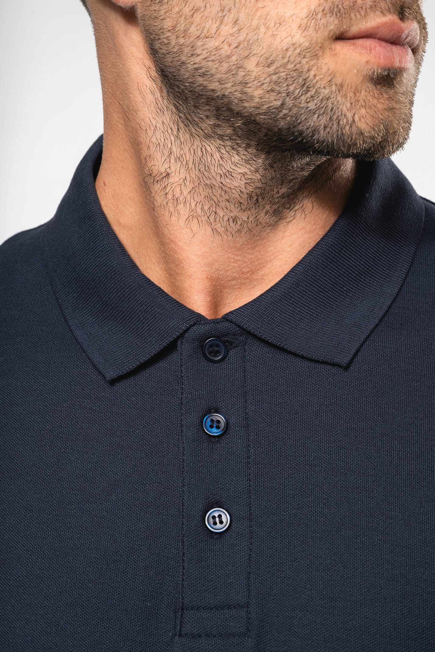 Homme qui porte un polo à manches courtes Navy