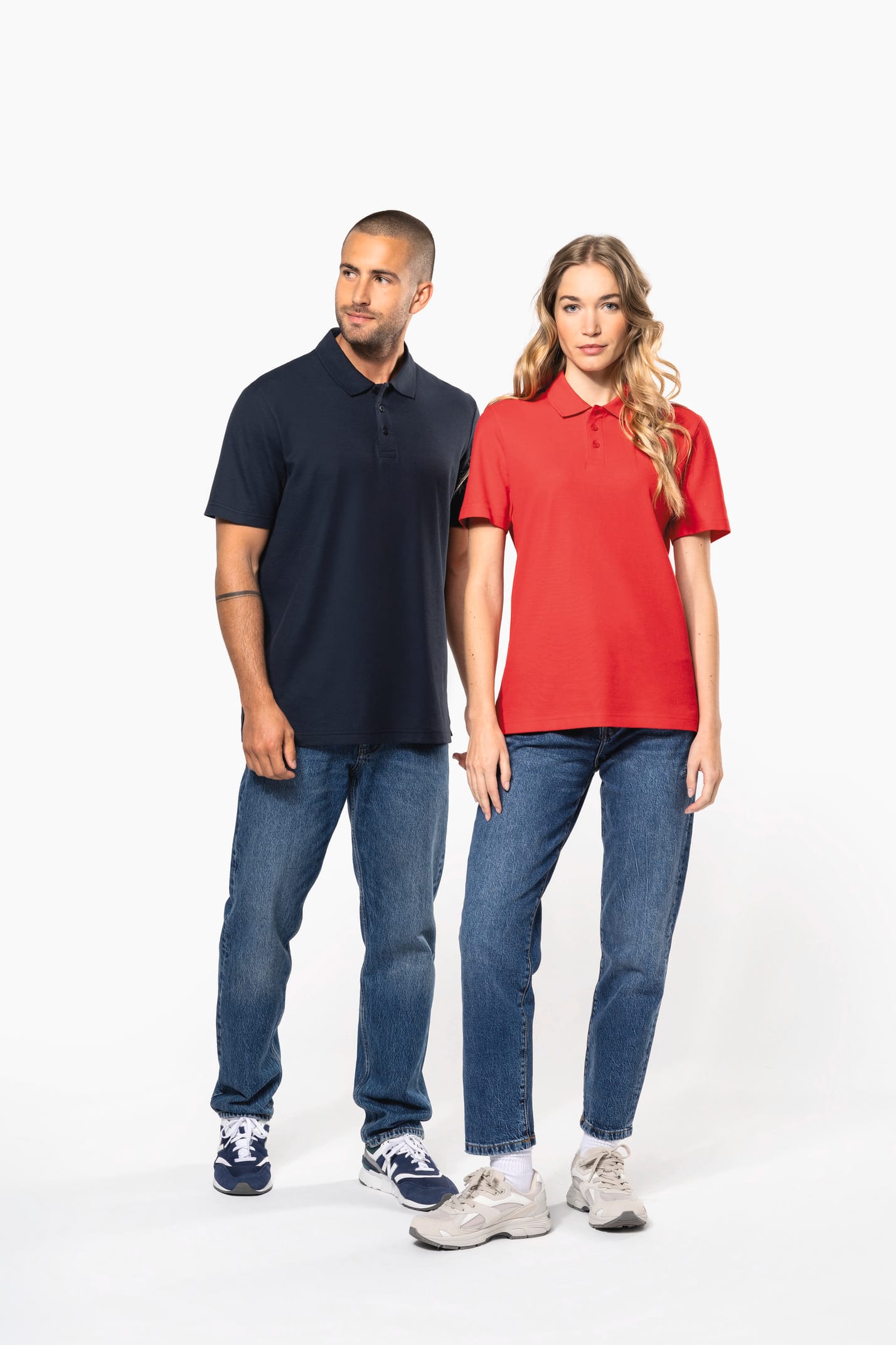 Femme et homme qui portent des polos manches courtes unisexe Red et Navy