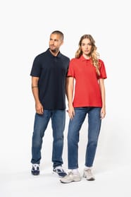 Femme et homme qui portent des polos manches courtes unisexe Red et Navy