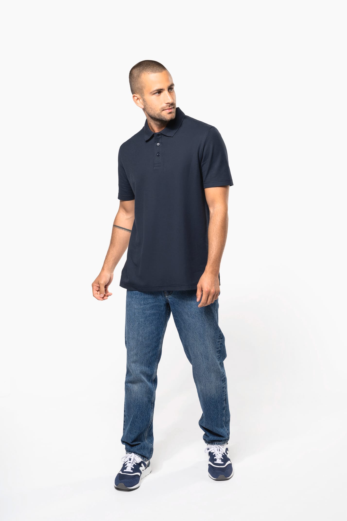 Homme qui porte un polo à manches courtes Navy