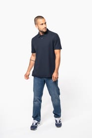 Homme qui porte un polo à manches courtes Navy
