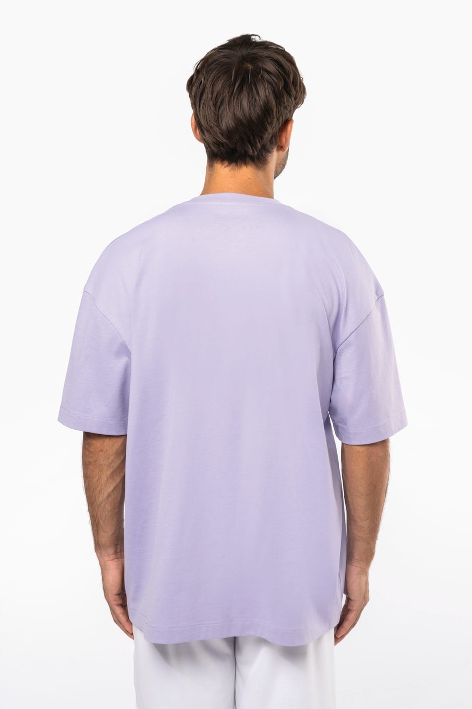 Homme portant un t-shirt unisexe oversize à manches courtes parme, en coton.
