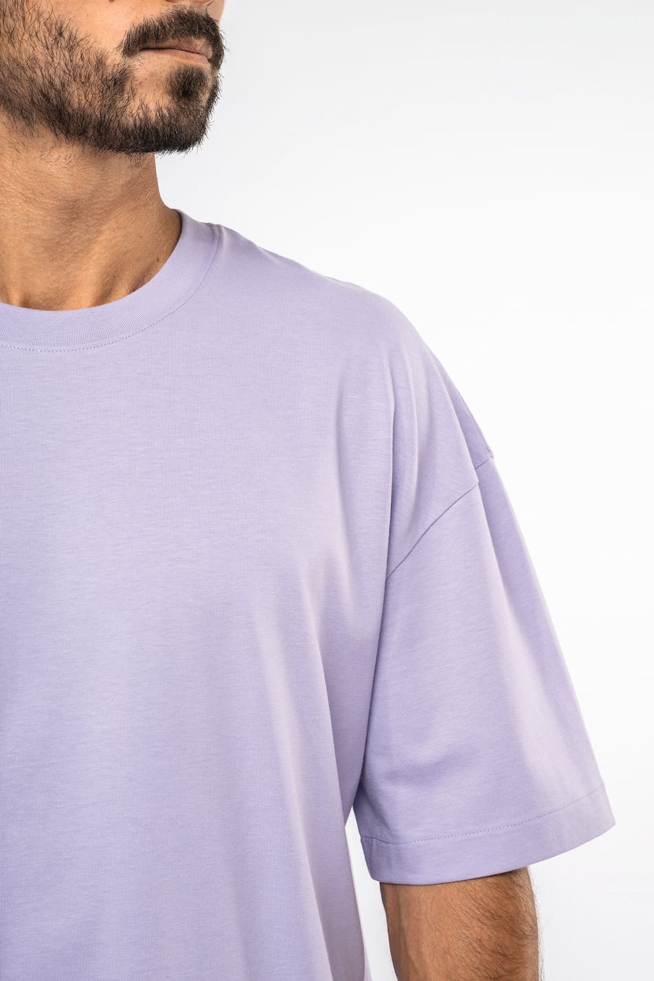 Homme portant un t-shirt unisexe oversize à manches courtes parme, en coton.