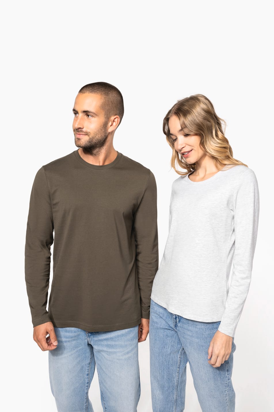 Femme blonde cheveux longs et homme brun rasé qui portent des T-shirts col rond manches longues Ash Heather et Dark Khaki.