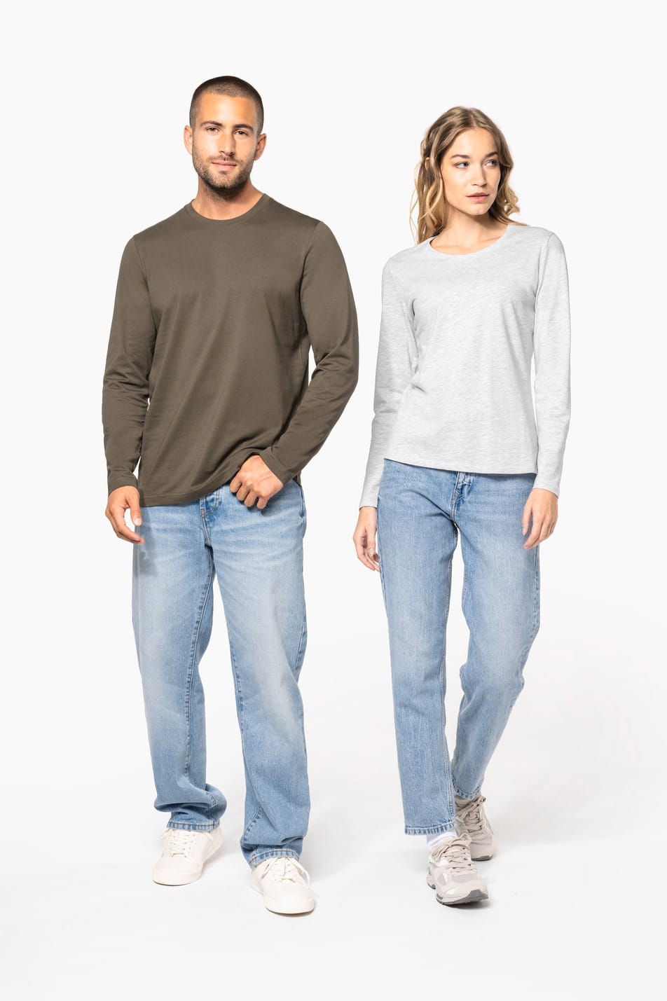 Femme blonde cheveux longs et homme brun rasé qui portent des T-shirts col rond manches longues Ash Heather et Dark Khaki.
