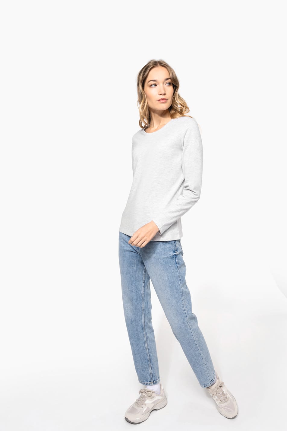 Femme blonde cheveux longs qui porte un T-shirt col rond manches longues Ash Heather