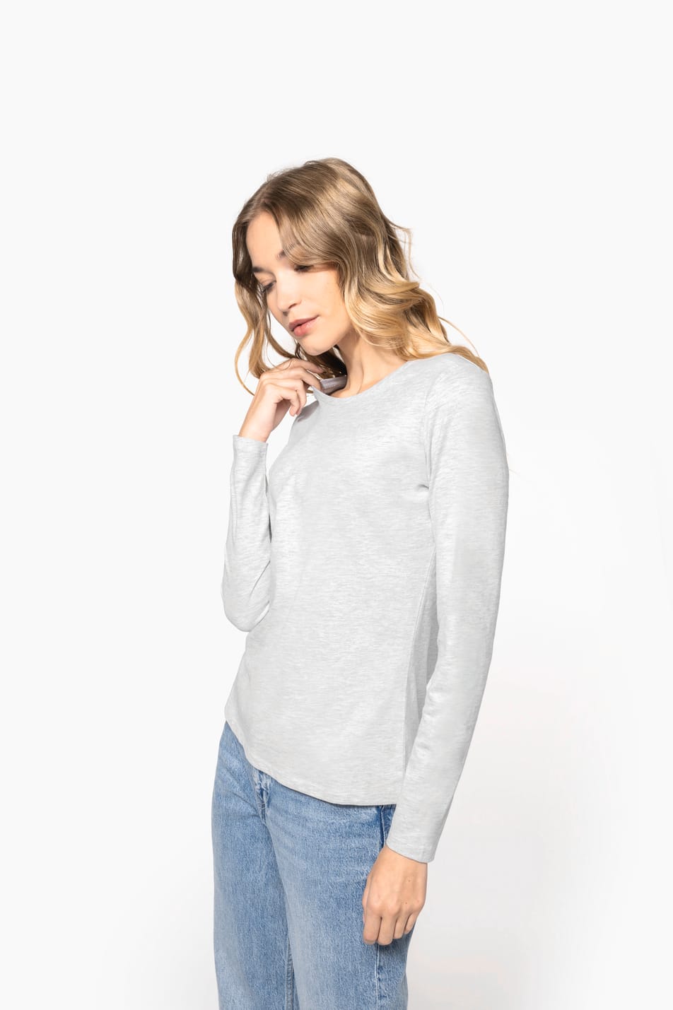 Femme blonde cheveux longs qui porte un T-shirt col rond manches longues Ash Heather