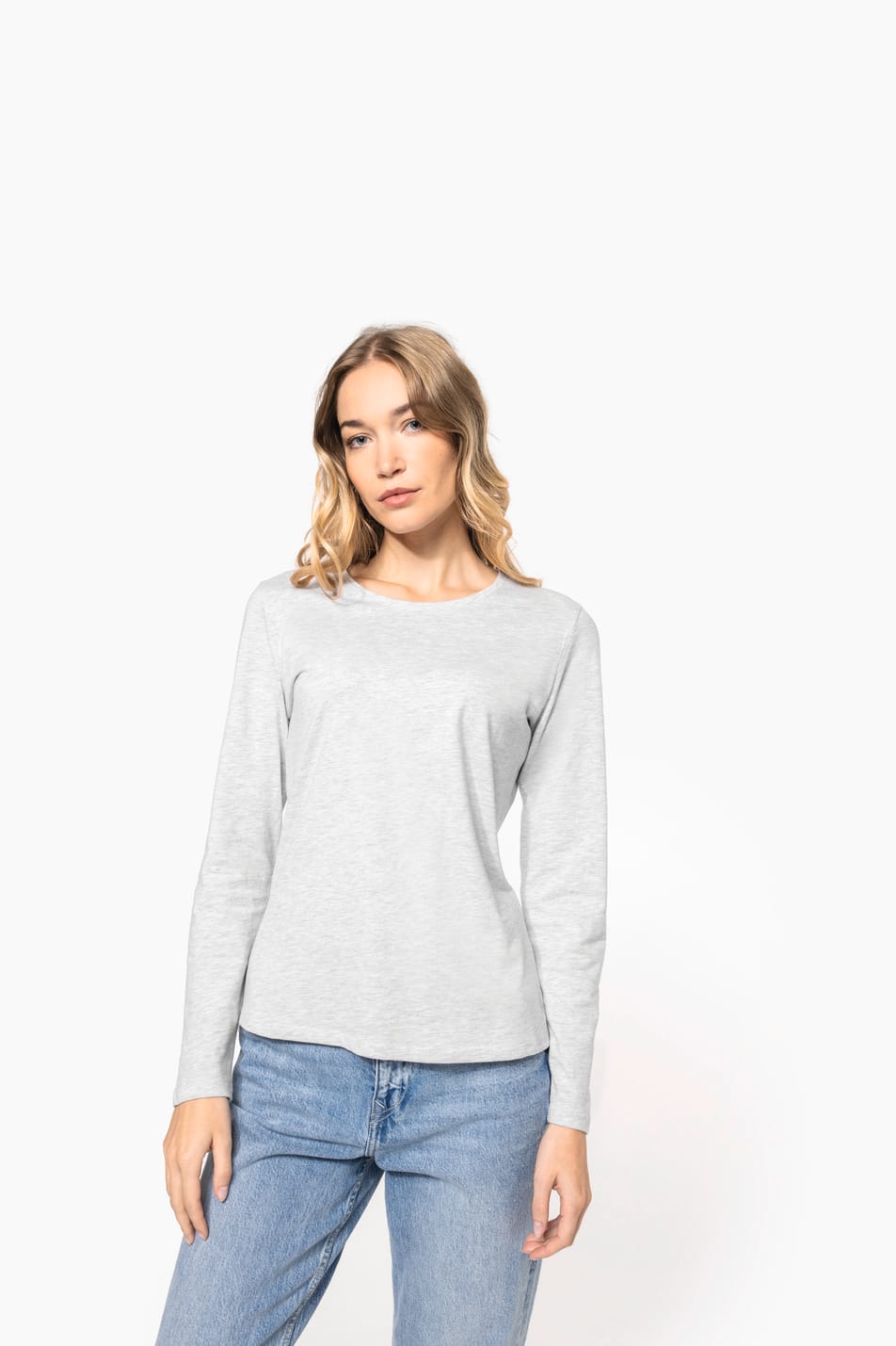 Femme blonde cheveux longs qui porte un T-shirt col rond manches longues Ash Heather