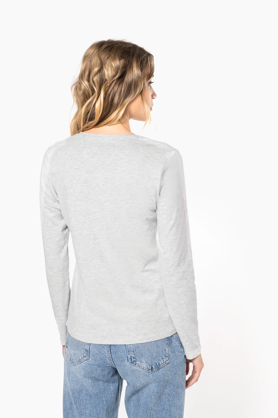 Femme blonde cheveux longs qui porte un T-shirt col rond manches longues Ash Heather
