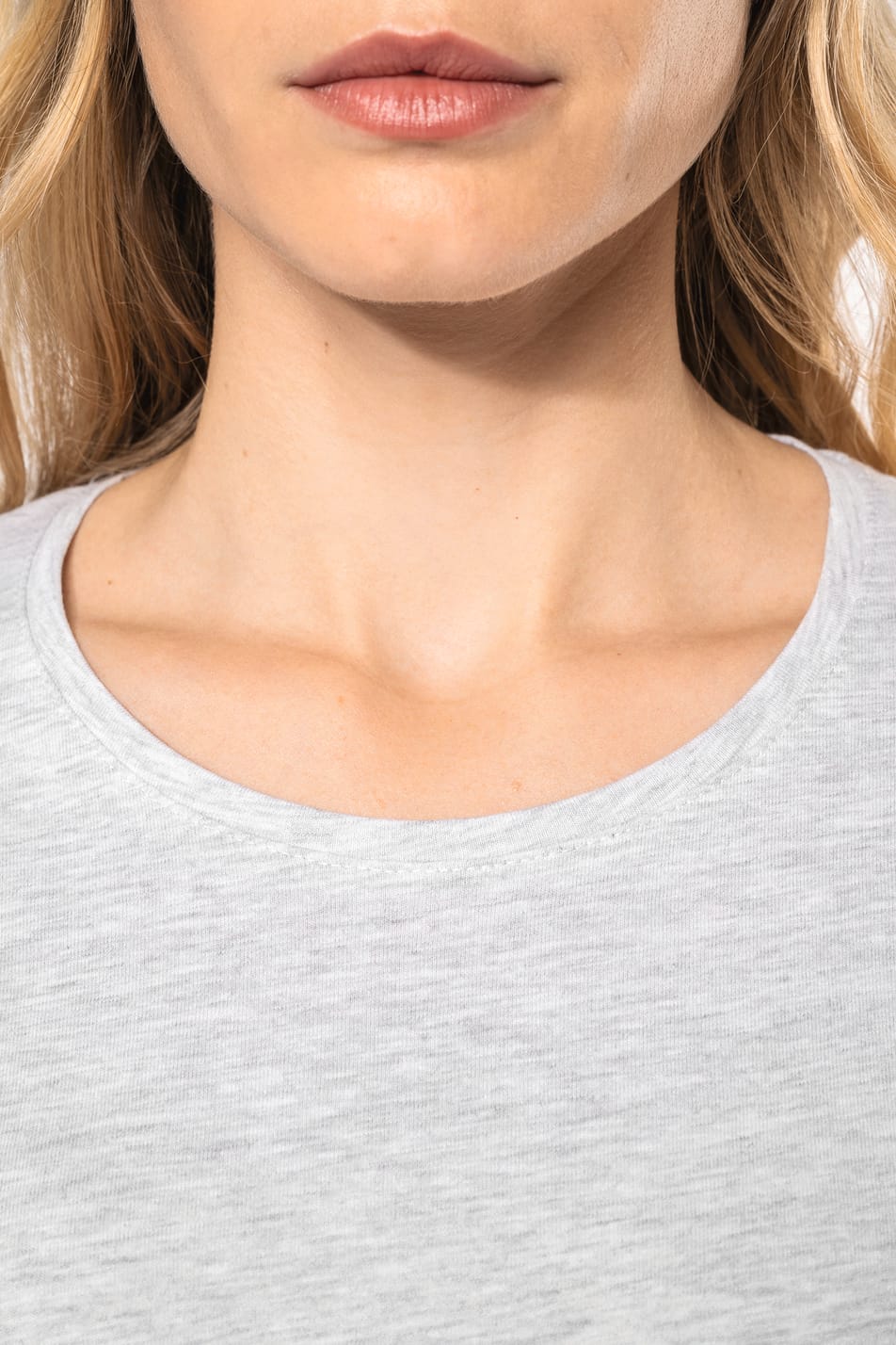 Femme blonde cheveux longs qui porte un T-shirt col rond manches longues Ash Heather