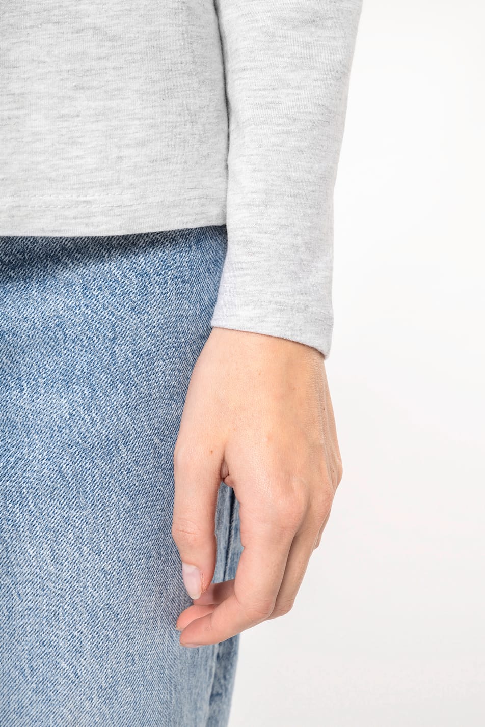 Femme blonde cheveux longs qui porte un T-shirt col rond manches longues Ash Heather