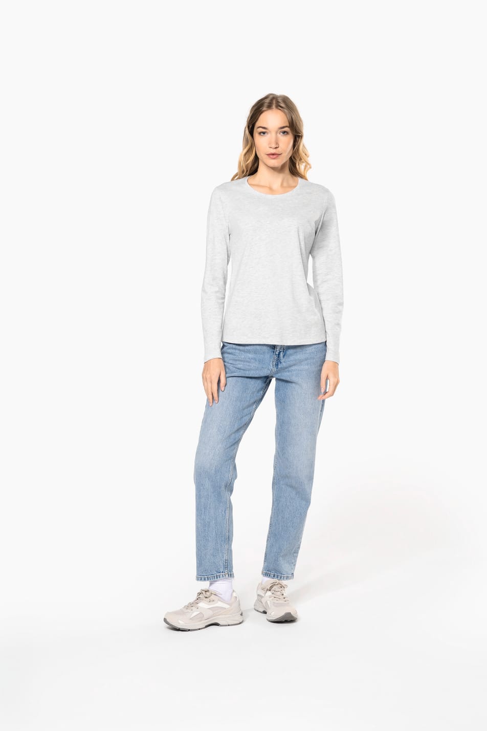 Femme blonde cheveux longs qui porte un T-shirt col rond manches longues Ash Heather