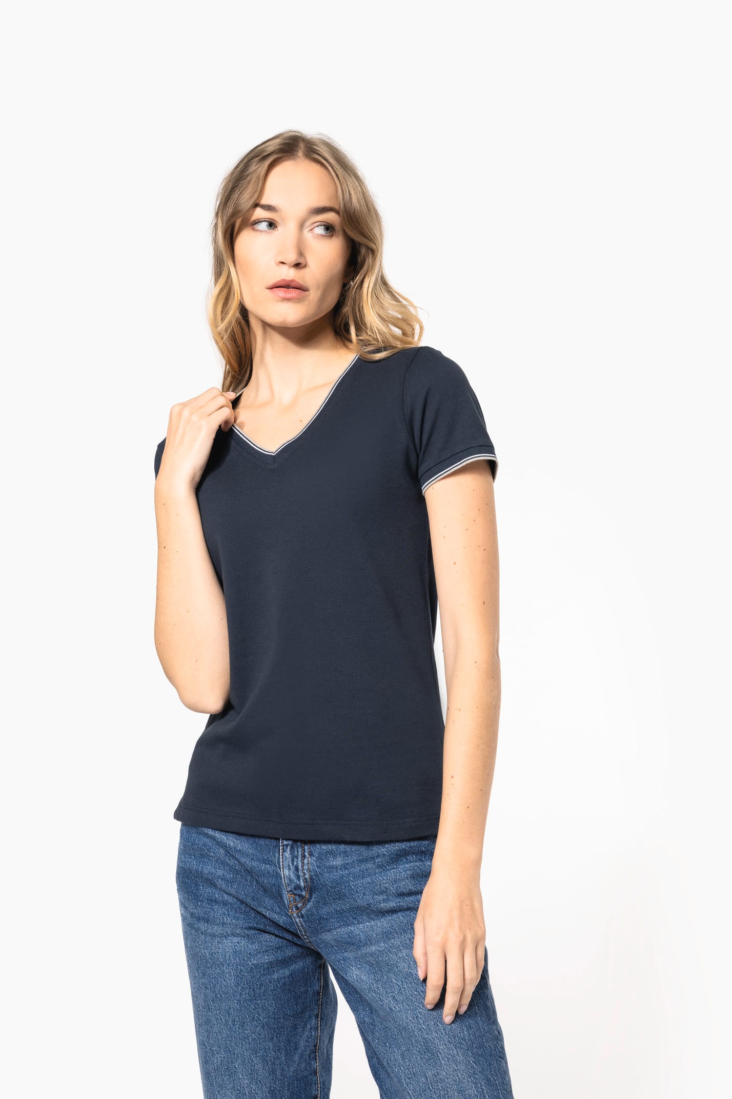 Femme blonde cheveux longs qui porte un T-shirt maille piquée col V Navy.
