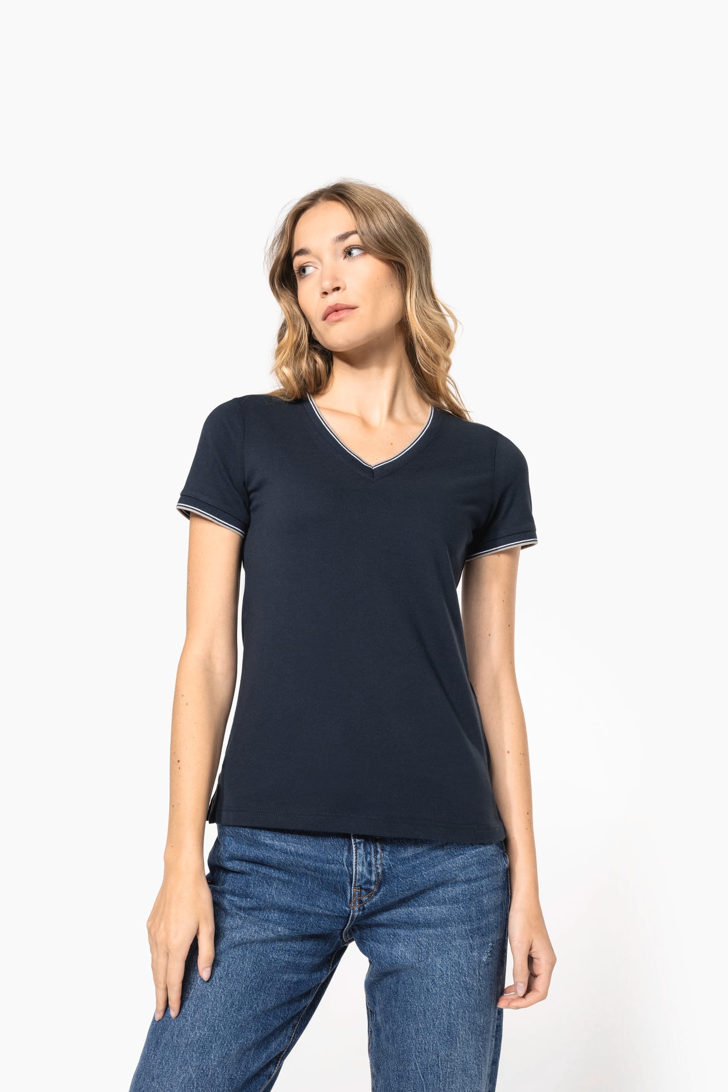 Femme blonde cheveux longs qui porte un T-shirt maille piquée col V Navy.