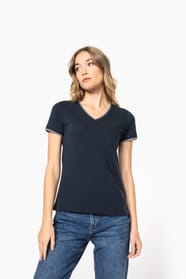 Femme blonde cheveux longs qui porte un T-shirt maille piquée col V Navy.