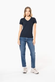 Femme blonde cheveux longs qui porte un T-shirt maille piquée col V Navy.