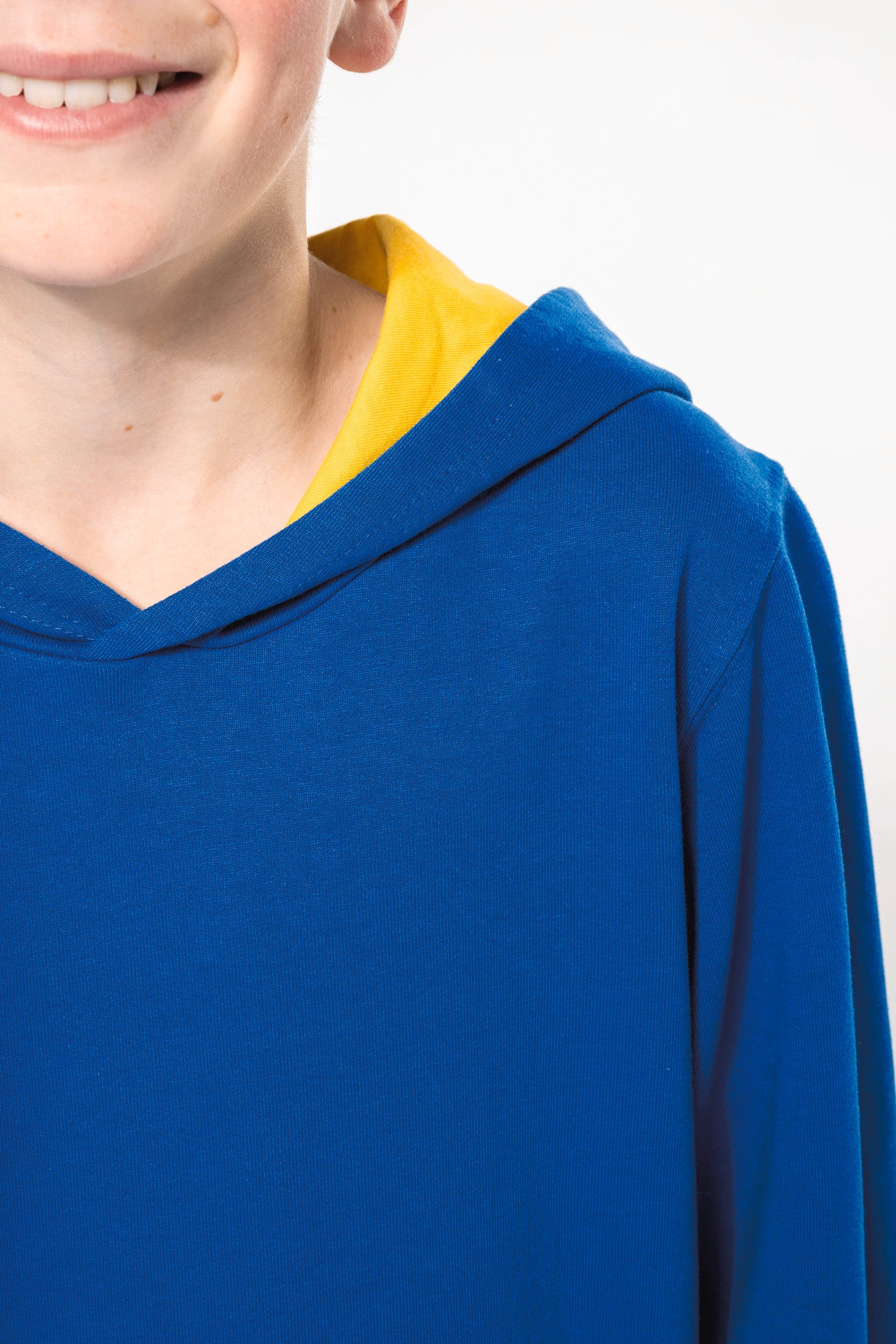 Sweat-shirt capuche contrastée enfant - Image 6