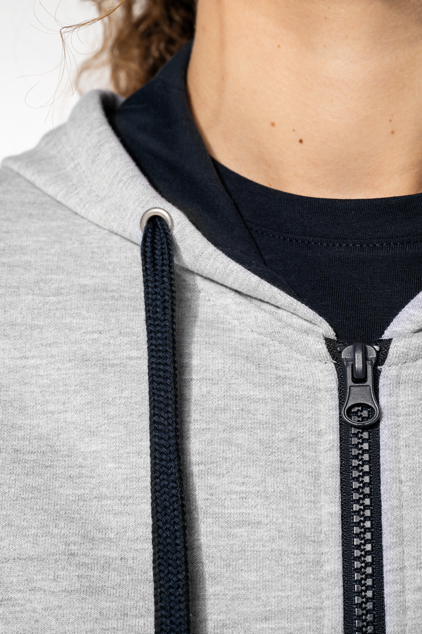 Damessweater met rits en capuchon in contrasterende kleur