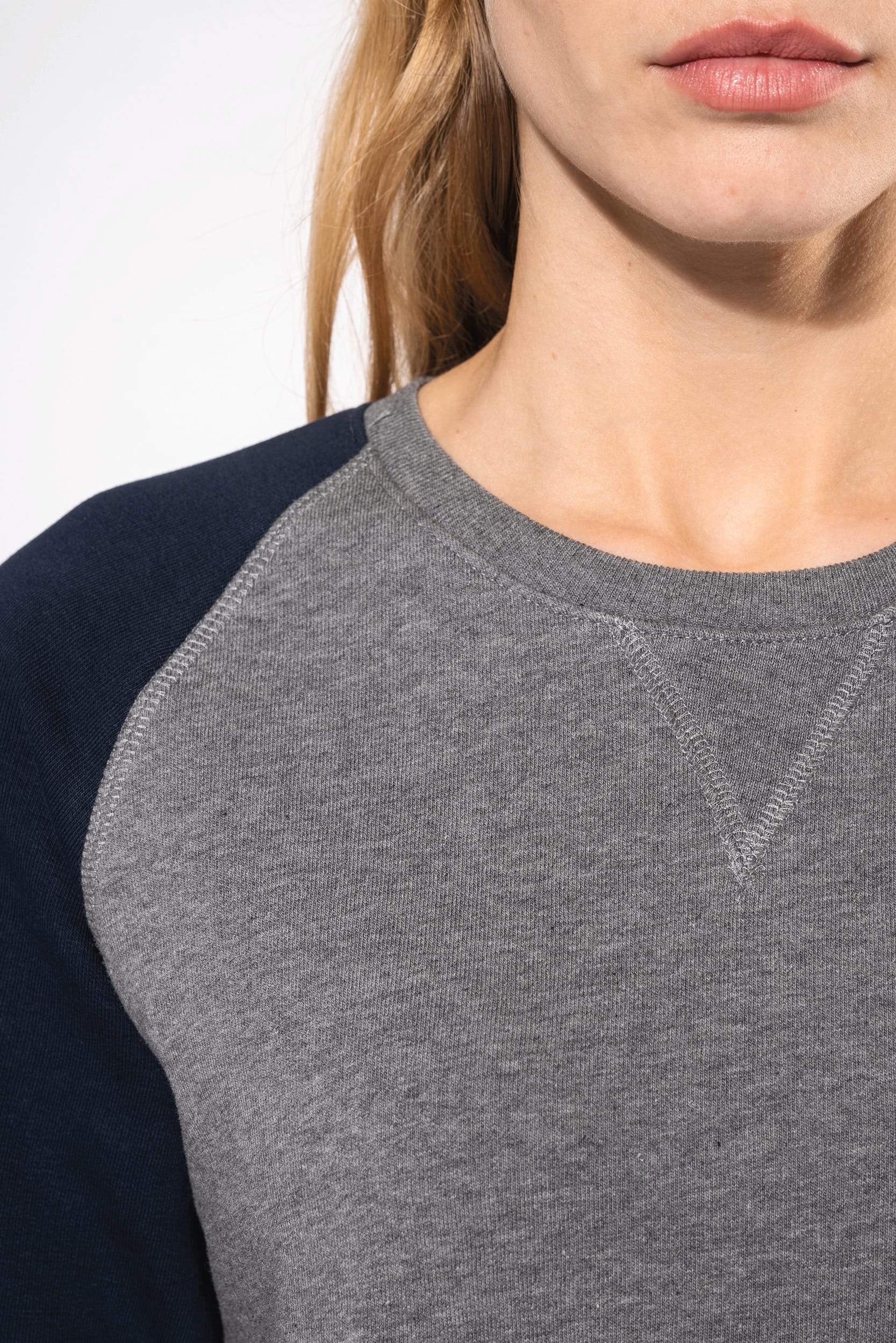 Sweatshirt BIO French Terry bicolor de senhora com decote redondo e mangas raglan