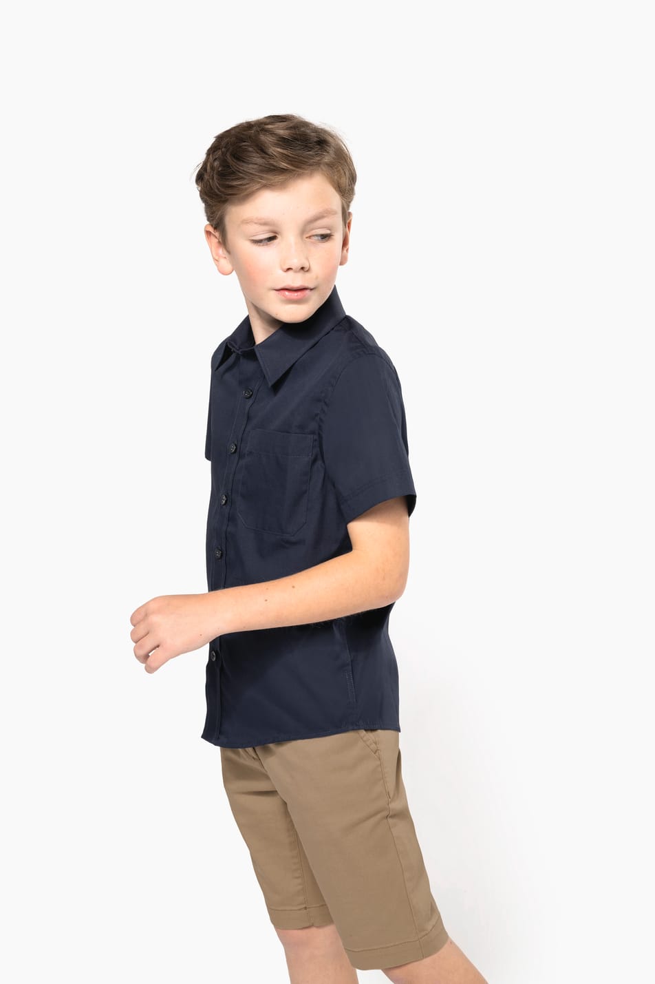 Jeune garçon cheveux courts châtain qui porte une chemise popeline manches courtes Navy.