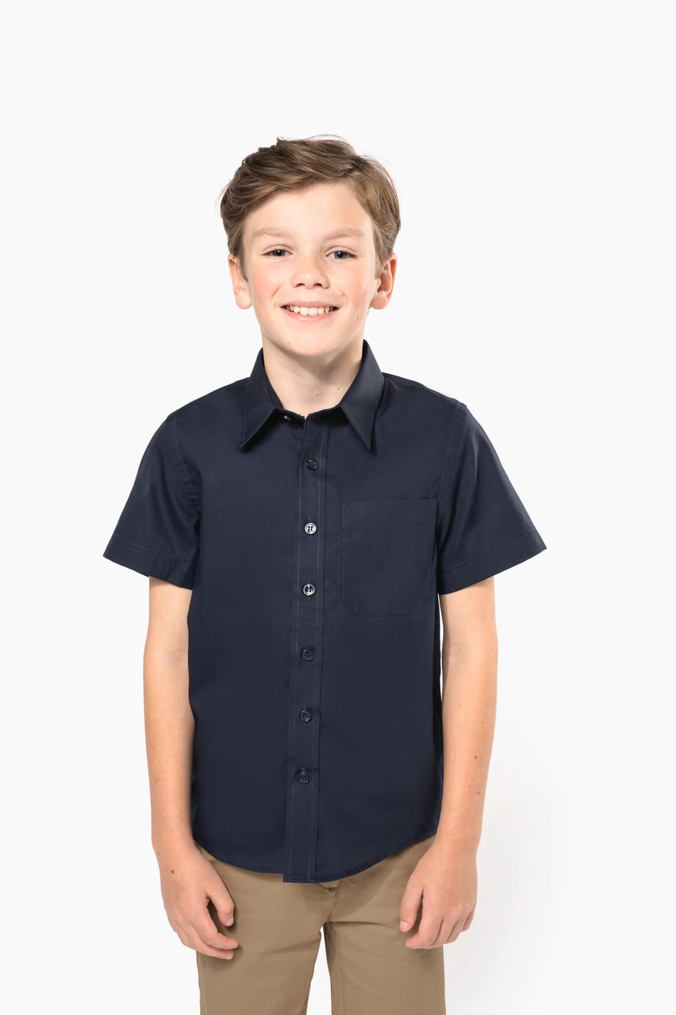 Jeune garçon cheveux courts châtain qui porte une chemise popeline manches courtes Navy.