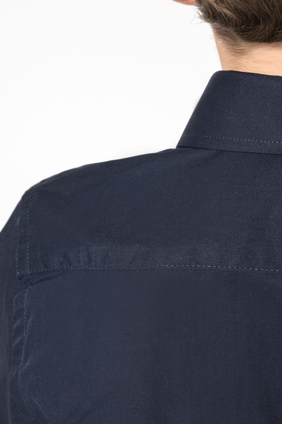 Jeune garçon cheveux courts châtain qui porte une chemise popeline manches courtes Navy.