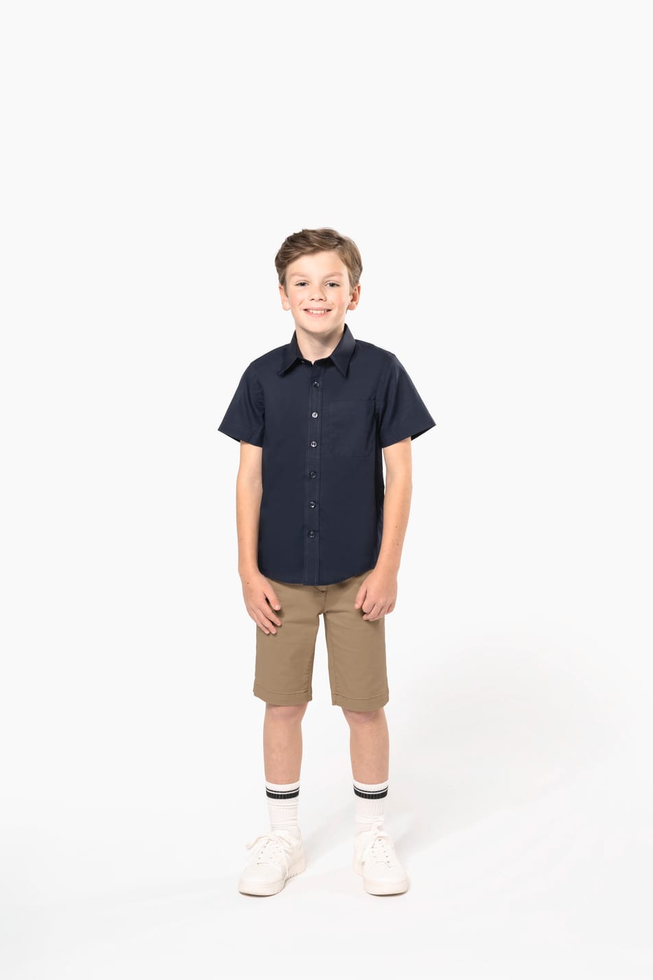 Jeune garçon cheveux courts châtain qui porte une chemise popeline manches courtes Navy.
