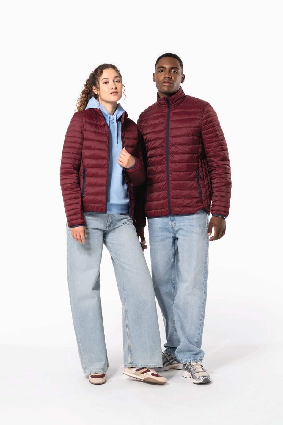 Jeune homme et jeune femme qui portent des doudounes légères à personnaliser bordeaux.