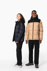 Jeune femme châtain cheveux frisés attachés et homme cheveux courts qui portent des parkas matelassées à capuches bi-ton.