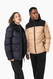 Jeune femme châtain cheveux frisés attachés et homme cheveux courts qui portent des parkas matelassées à capuches bi-ton.