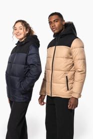 Jeune femme châtain cheveux frisés attachés et homme cheveux courts qui portent des parkas matelassées à capuches bi-ton.