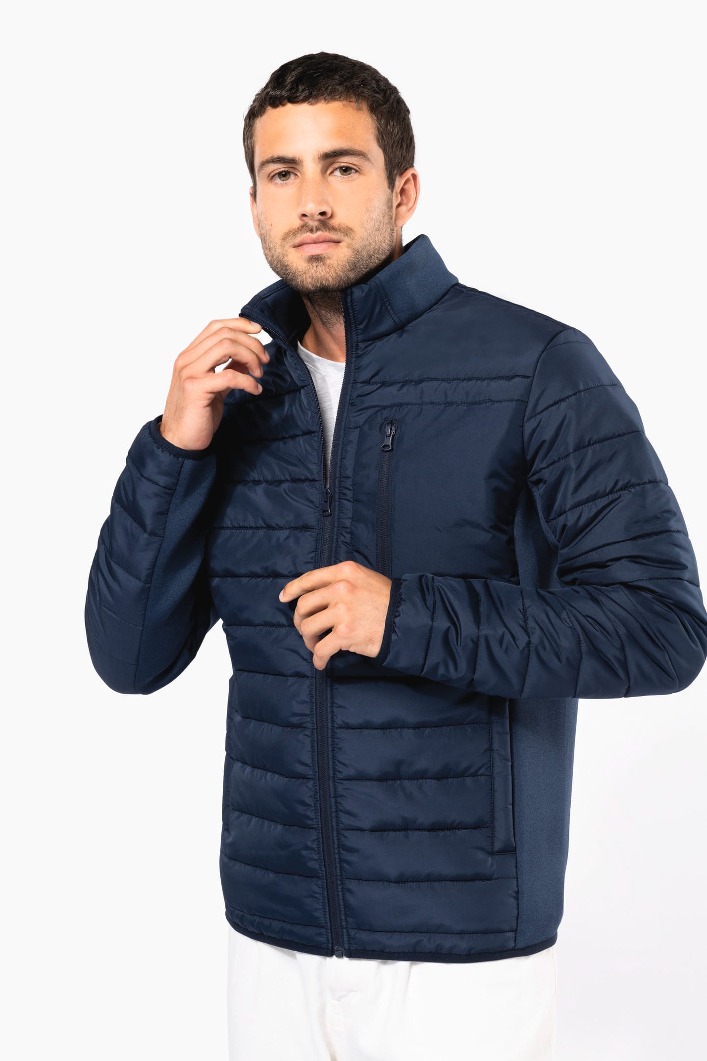 Valentin porte une veste bi-matière
