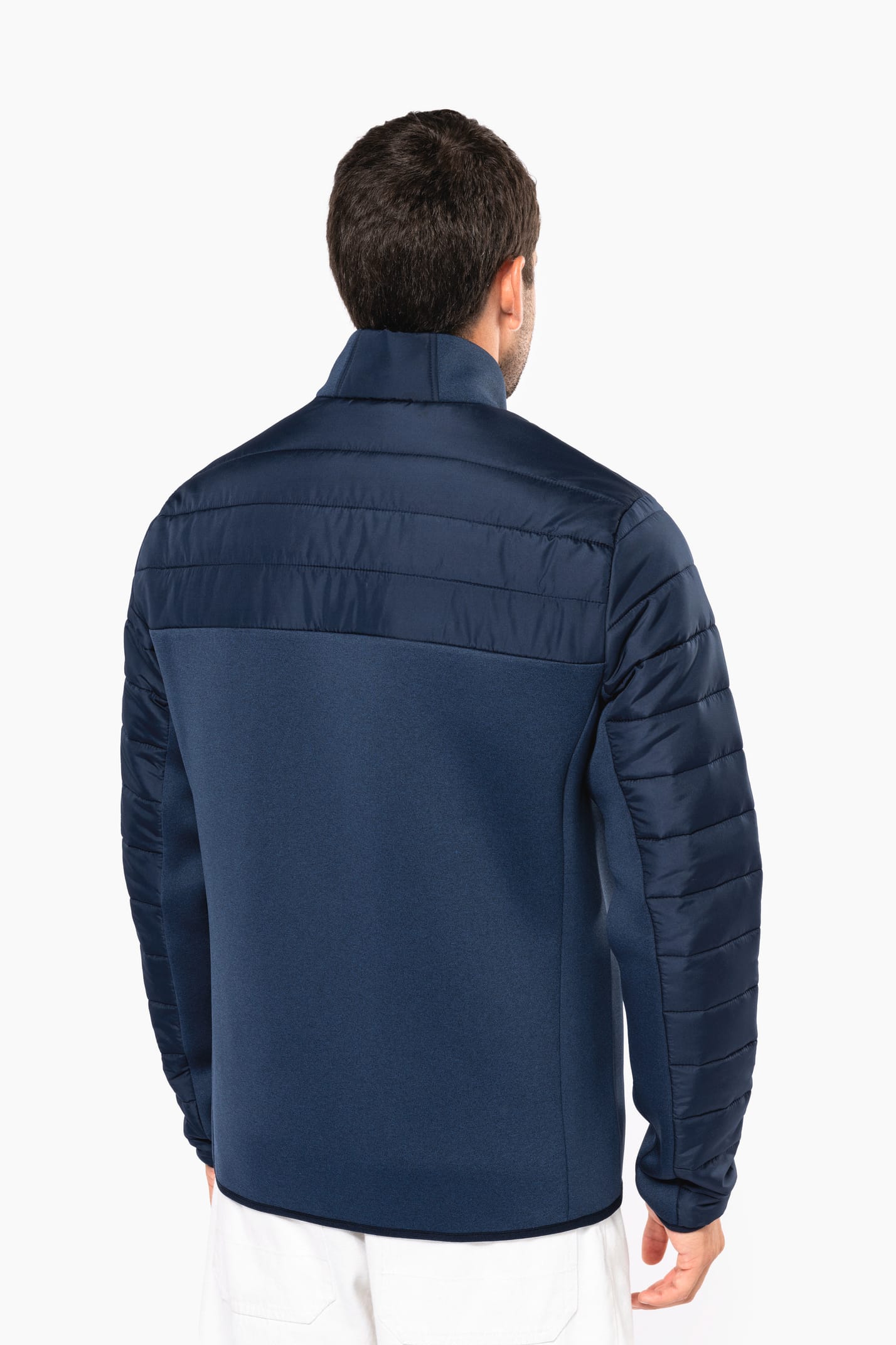 Valentin porte une veste bi-matière
