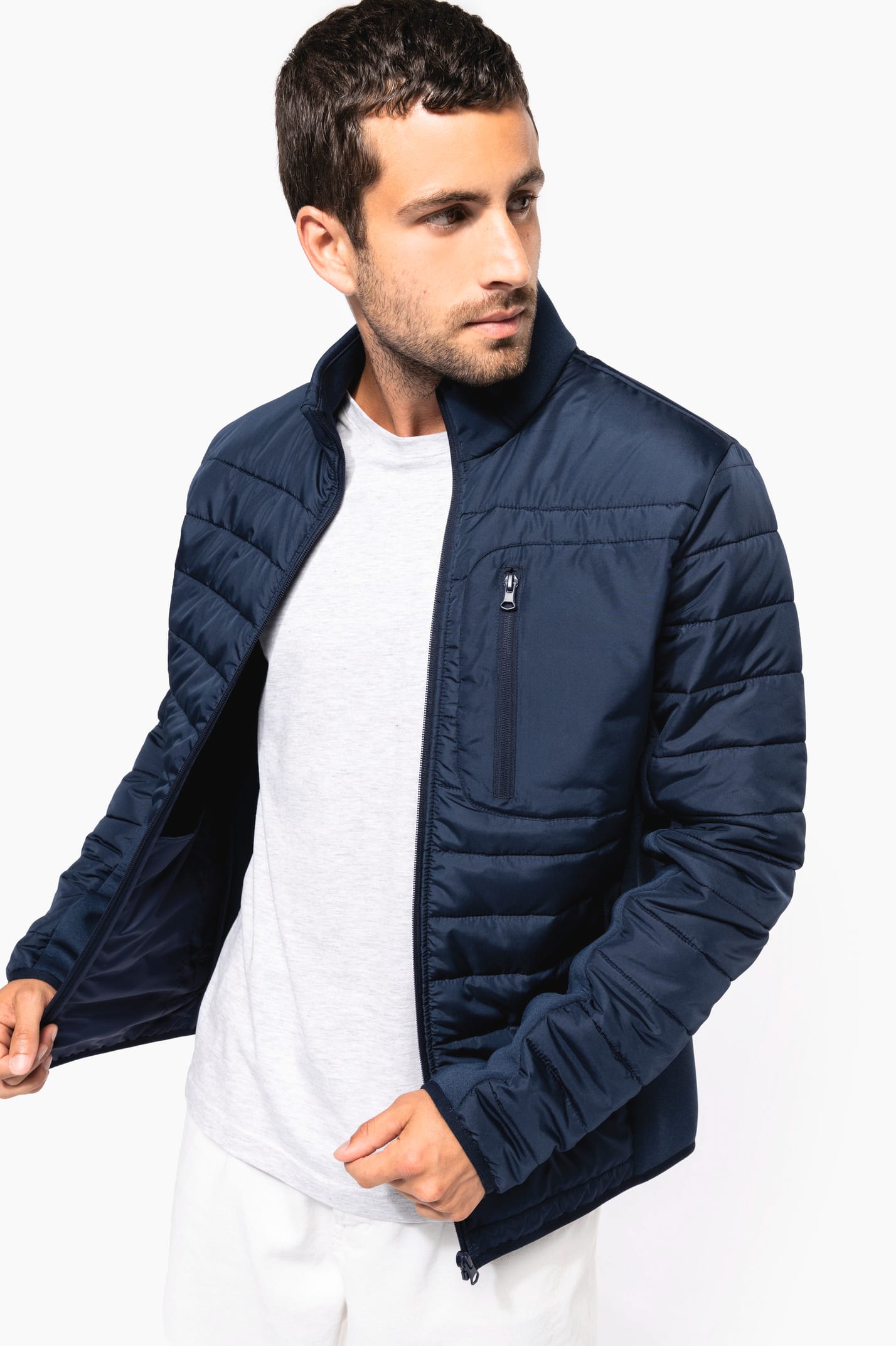 Valentin porte une veste bi-matière
