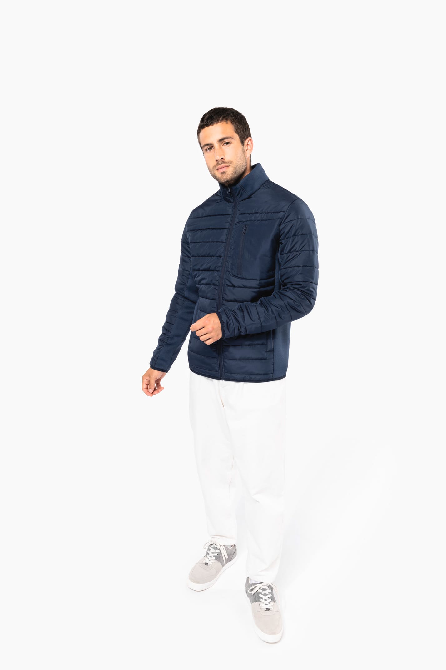 Valentin porte une veste bi-matière

