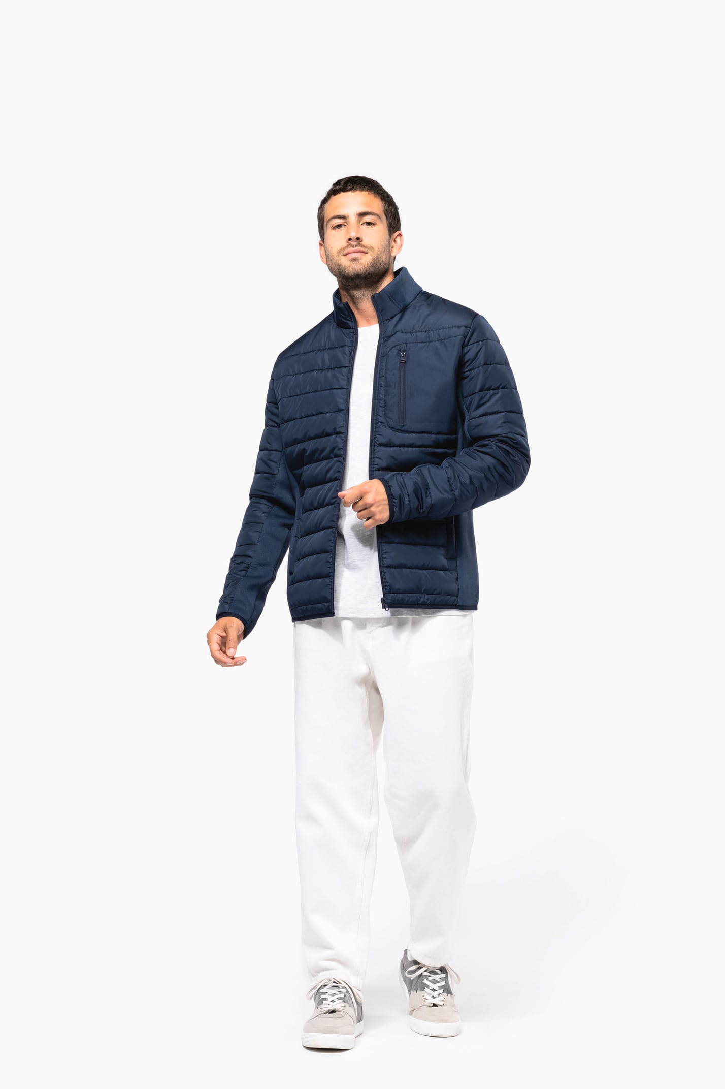 Valentin porte une veste bi-matière
