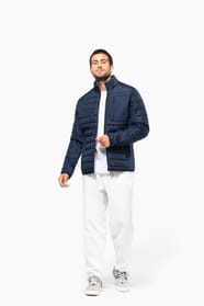 Valentin porte une veste bi-matière
