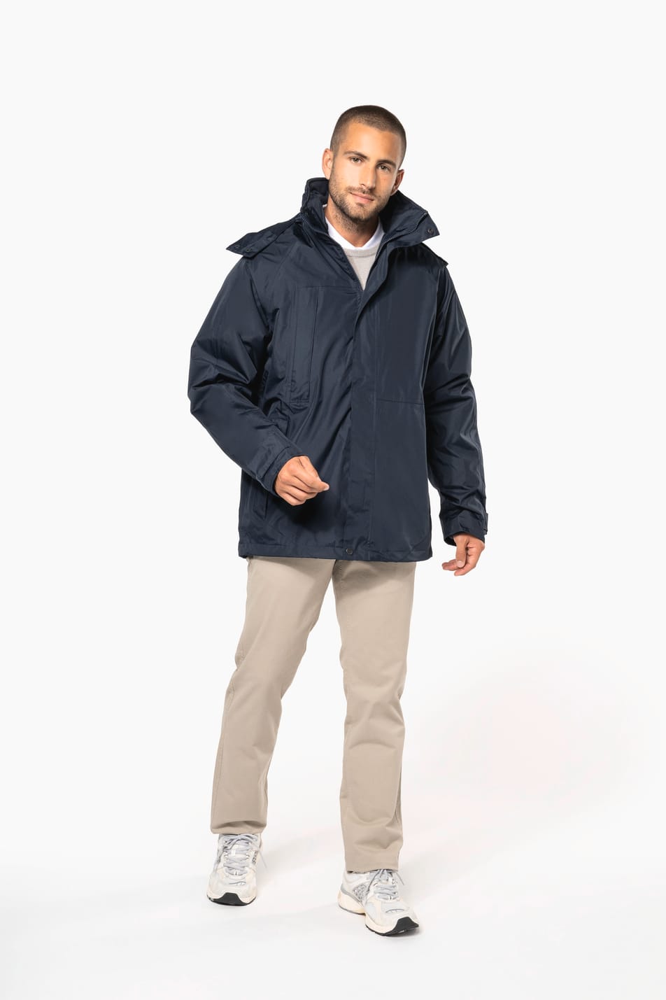 Homme brun rasé qui porte une parka 3 en 1 Navy.