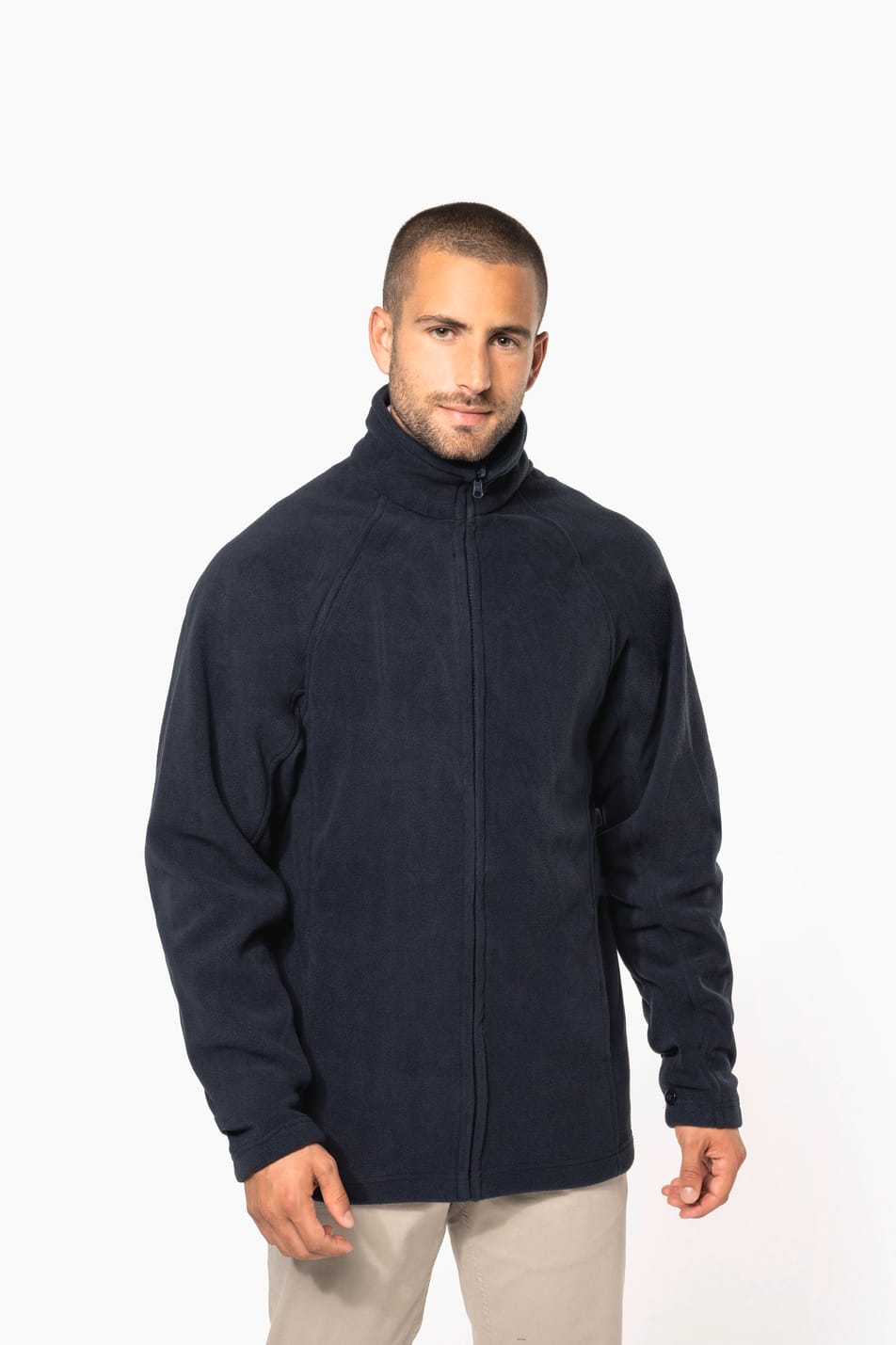 Homme brun rasé qui porte une parka 3 en 1 Navy.