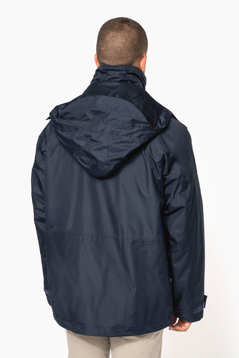 Homme brun rasé qui porte une parka 3 en 1 Navy.