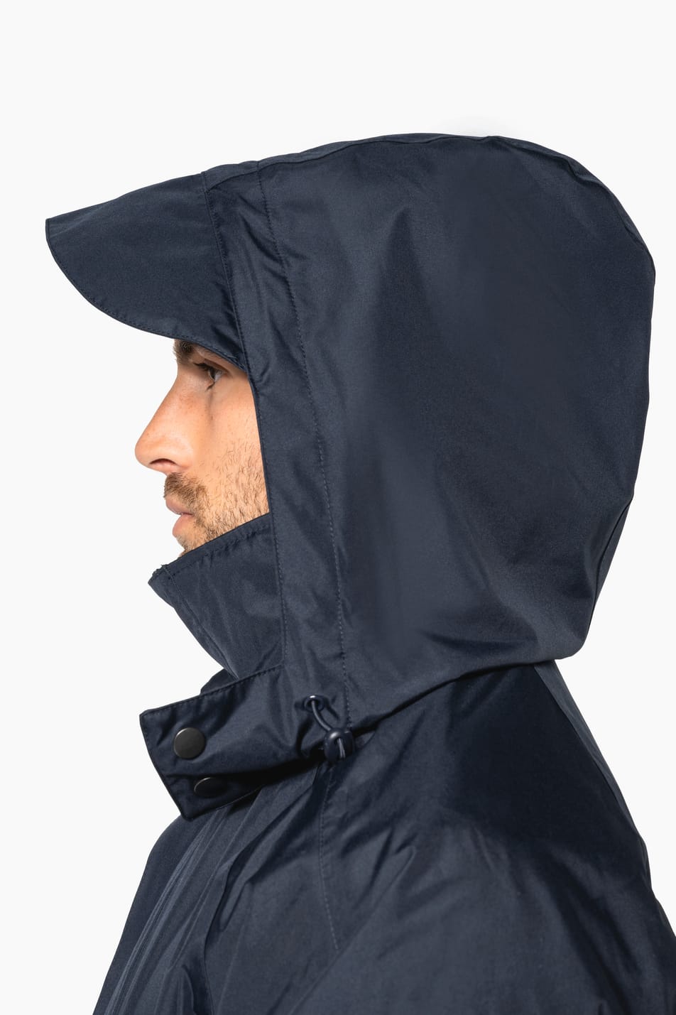Homme brun rasé qui porte une parka 3 en 1 Navy.