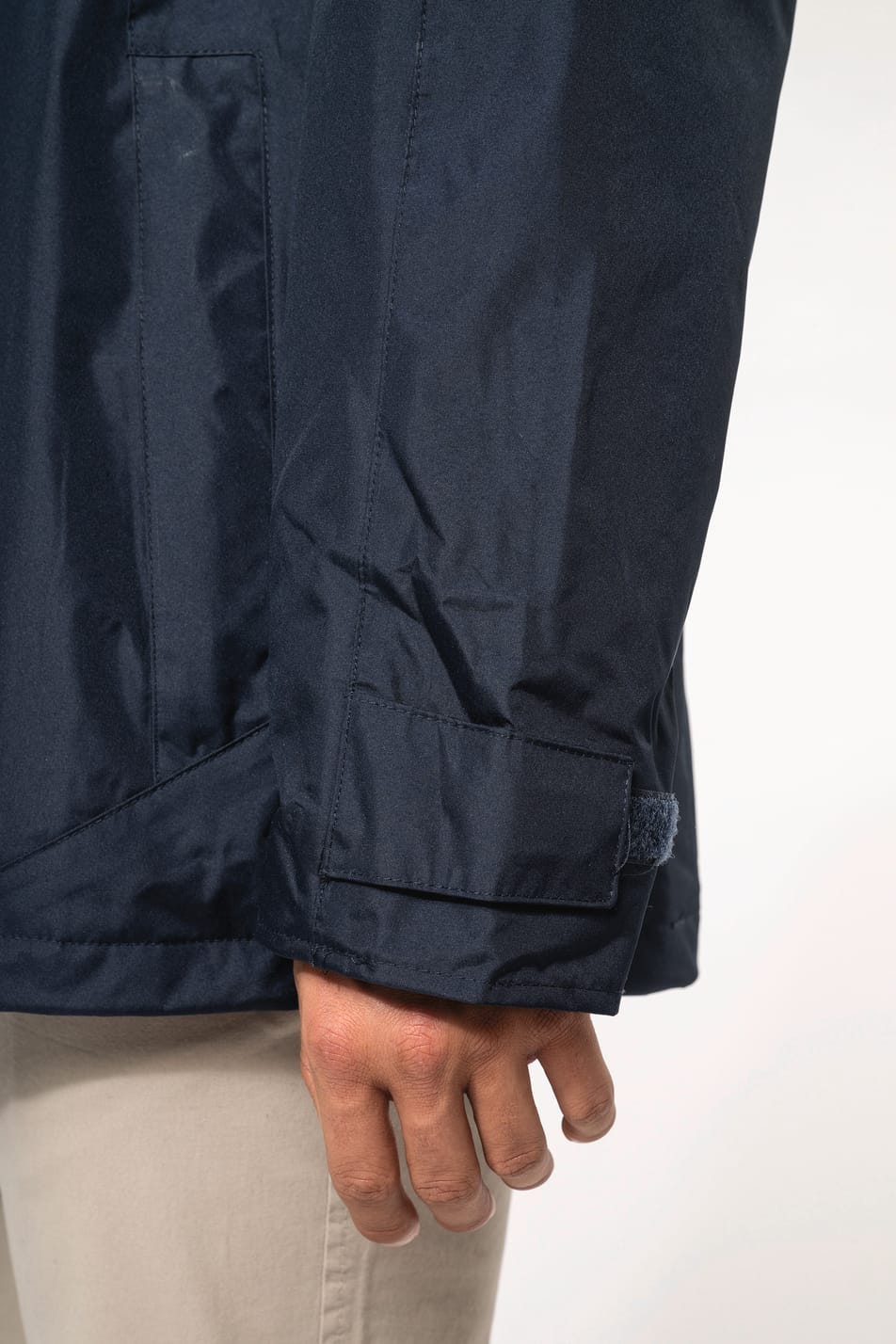 Homme brun rasé qui porte une parka 3 en 1 Navy.