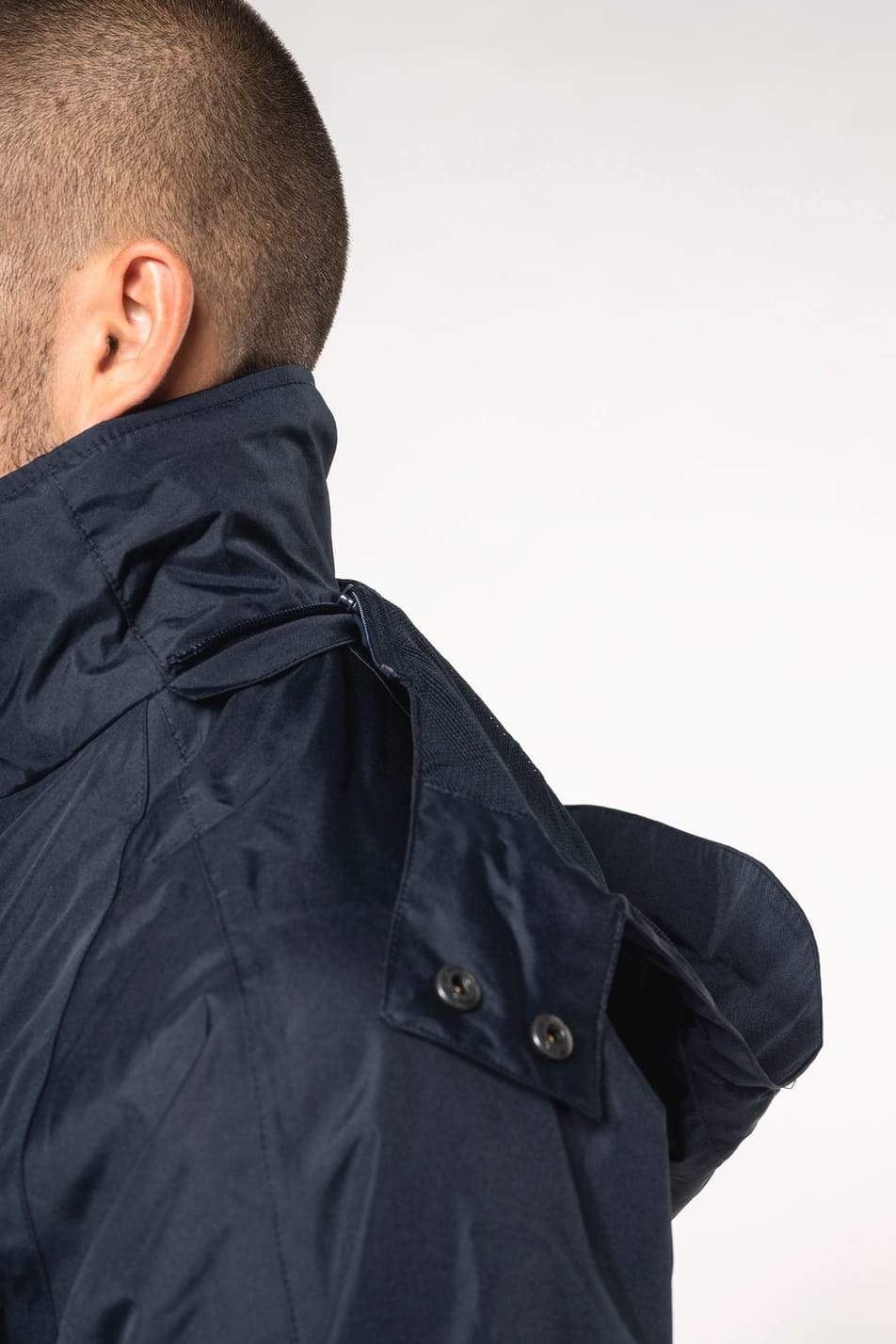 Homme brun rasé qui porte une parka 3 en 1 Navy.