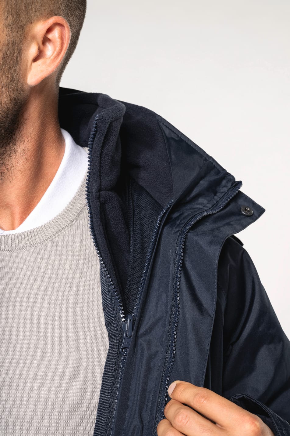 Homme brun rasé qui porte une parka 3 en 1 Navy.