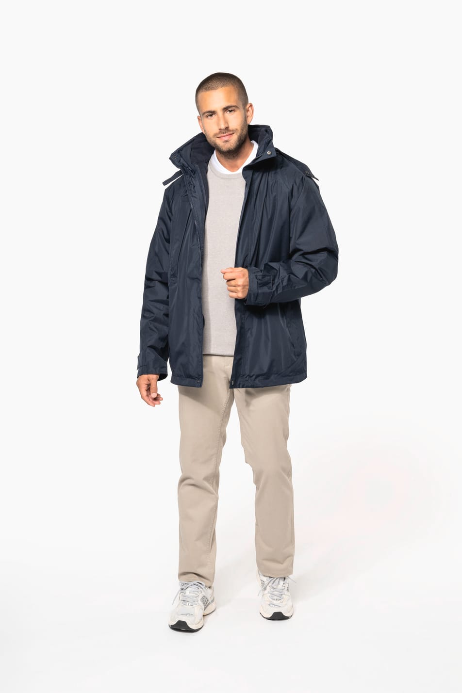 Homme brun rasé qui porte une parka 3 en 1 Navy.