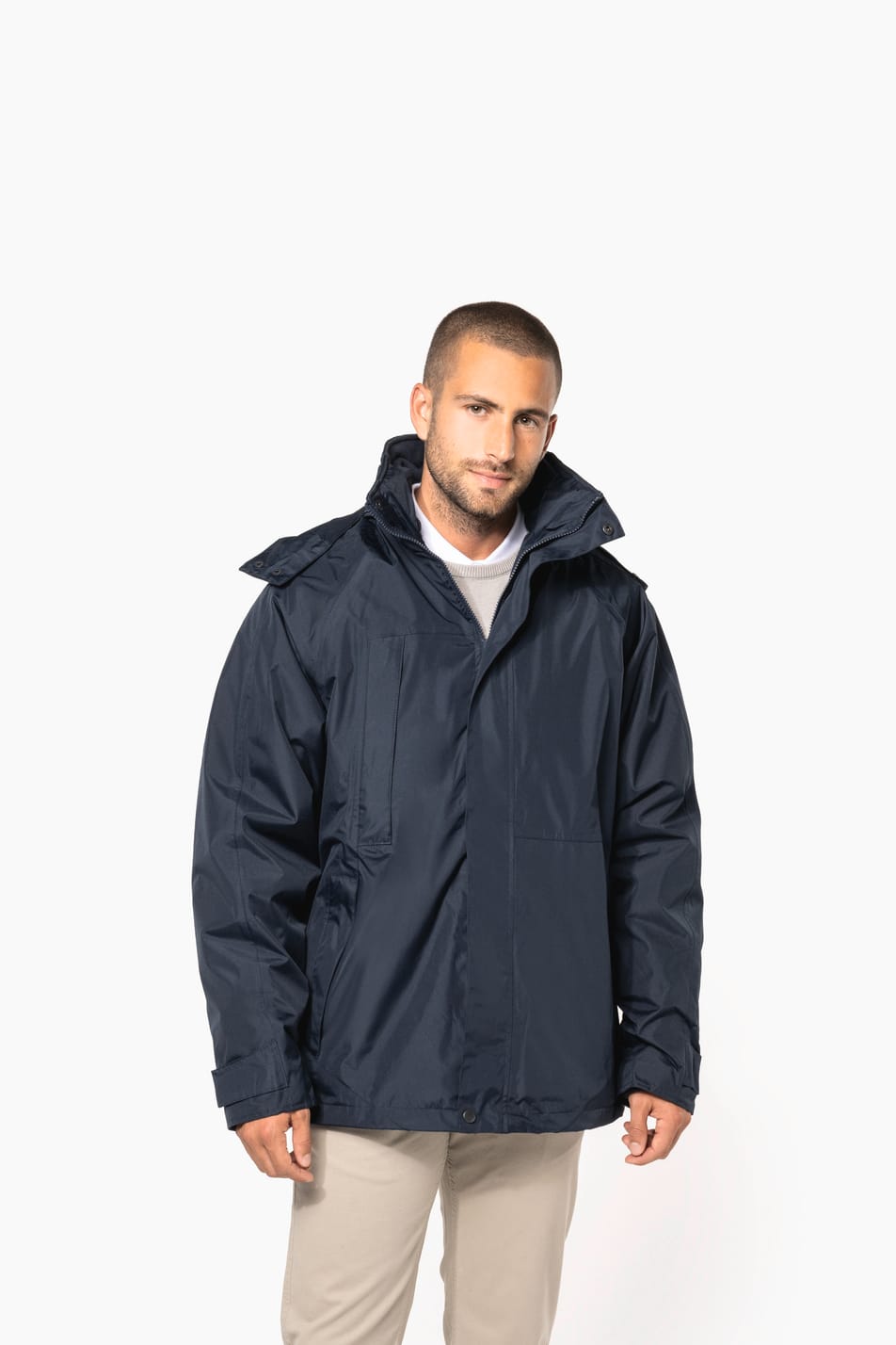 Homme brun rasé qui porte une parka 3 en 1 Navy.